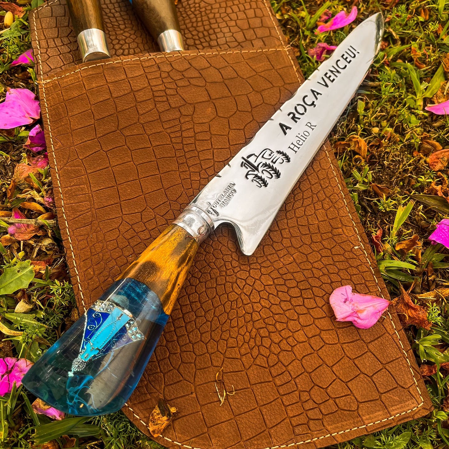 Faca "A Roça Venceu" - Cabo com Pingente Padroeira e Case de Couro + Gravação Grátis